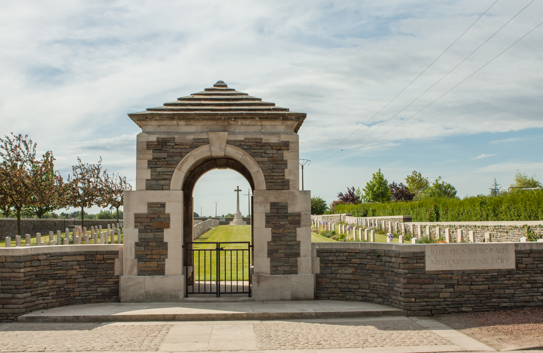 rue-des-berceaux_military_cemetery_richebourg-lavoue_1